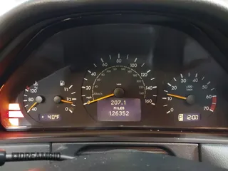 2002 Mercedes-Benz E-Class with VIN WDBJF82J52X062526, listed as a IAAI auction lot 41192641 with 126,352 mi miles. Bid and sale history available at carsss.com. Image 7.
