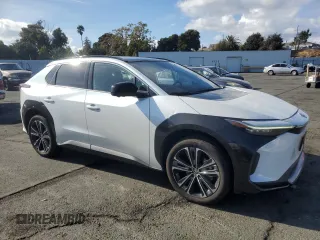 2023 Subaru Solterra Premium z VIN JTMABABA9PA005731, wystawiony jako Copart lot #76620934 z przebiegiem 18 081 mil mil oraz Szkoda całkowita • Salvage title. Historia ofert i sprzedaży dostępna na DreamBid. Obrazek 4.
