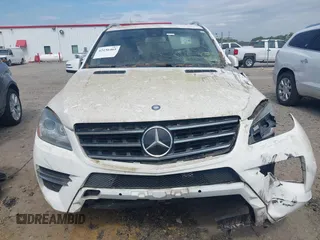 2015 Mercedes-Benz M 350 z VIN 4JGDA5HB8FA555696, wystawiony jako IAAI lot #42156465 z przebiegiem 92 660 mil mil oraz . Historia ofert i sprzedaży dostępna na DreamBid. Obrazek 12.