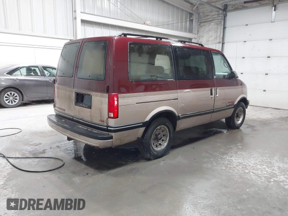 1992 Chevrolet Astro with VIN 1GNEL19W9NB204762, listed as a IAAI auction lot 41978439 with 107,613 mi miles. Bid and sale history available at carsss.com. Image 4.