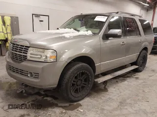 2008 Lincoln Navigator z VIN 5LMFU28568LJ00925, wystawiony jako IAAI lot #41641088 z przebiegiem 214 476 mil mil oraz . Historia ofert i sprzedaży dostępna na DreamBid. Obrazek 17.