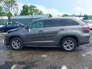 2014 Toyota Highlander XLE z VIN 5TDJKRFH6ES006521, wystawiony jako IAAI lot #42289374 z przebiegiem 62 916 mil mil oraz . Historia ofert i sprzedaży dostępna na DreamBid. Obrazek 15.