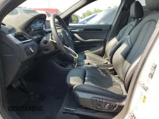 2018 BMW X1 xDrive28i z VIN WBXHT3C36J5L24918, wystawiony jako Copart lot #62171365 z przebiegiem 23 446 mil mil oraz Szkoda całkowita • Salvage title. Historia ofert i sprzedaży dostępna na DreamBid. Obrazek 7.