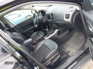 2020 Jeep Compass Latitude с VIN 3C4NJDBBXLT256632, выставлен на аукционе IAAI как лот 42155530 с пробегом 71 888 миль миль и . История ставок и продаж доступна на DreamBid. Изображение 5.