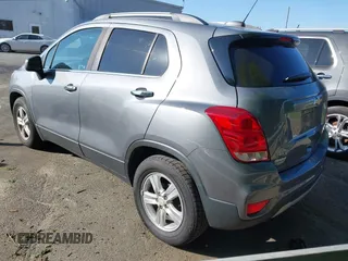 2020 Chevrolet Trax LT z VIN 3GNCJLSB2LL269660, wystawiony jako IAAI lot #42039286 z przebiegiem 111 147 mil mil oraz . Historia ofert i sprzedaży dostępna na DreamBid. Obrazek 3.