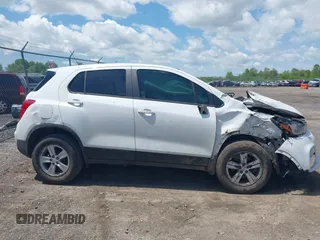 2020 Chevrolet Trax LS z VIN KL7CJKSB9LB051684, wystawiony jako IAAI lot #42279789 z przebiegiem 53 014 mil mil oraz . Historia ofert i sprzedaży dostępna na DreamBid. Obrazek 13.