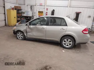 2008 Nissan Versa S z VIN 3N1BC11EX8L360197, wystawiony jako IAAI lot #41382985 z przebiegiem 79 656 mil mil oraz . Historia ofert i sprzedaży dostępna na DreamBid. Obrazek 14.