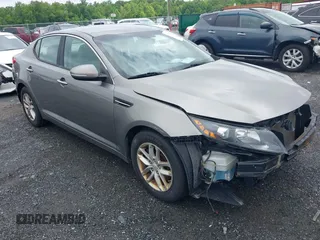 2013 Kia Optima LX z VIN 5XXGM4A72DG131358, wystawiony jako IAAI lot #42357840 z przebiegiem 207 228 mil mil oraz . Historia ofert i sprzedaży dostępna na DreamBid. Obrazek 1.