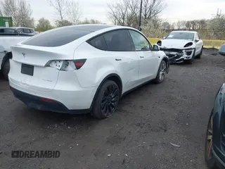 2022 Tesla Model Y Long Range z VIN 7SAYGDEE7NF389788, wystawiony jako IAAI lot #42014111 z przebiegiem 37 606 mil mil oraz . Historia ofert i sprzedaży dostępna na DreamBid. Obrazek 4.