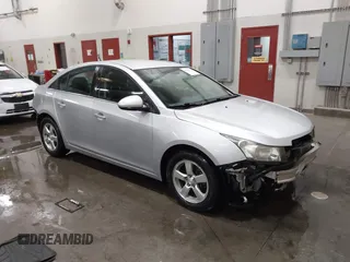 2014 Chevrolet Cruze 1LT z VIN 1G1PC5SB8E7117110, wystawiony jako IAAI lot #42224375 z przebiegiem 81 921 mil mil oraz . Historia ofert i sprzedaży dostępna na DreamBid. Obrazek 1.