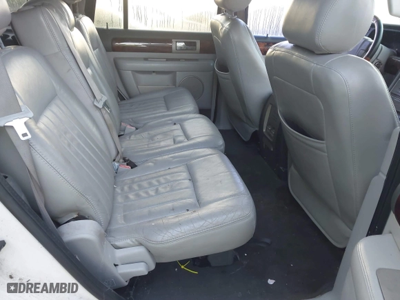 2004 Lincoln Navigator Luxury with VIN 5LMFU27RX4LJ34879, listed as a IAAI auction lot 42024945 with 154,667 mi miles. Bid and sale history available at carsss.com. Image 8.