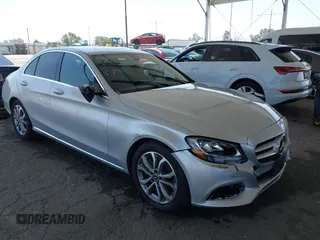 2017 Mercedes-Benz C 300 z VIN 55SWF4JB8HU220935, wystawiony jako IAAI lot #39645579 z przebiegiem 37 338 mil mil oraz . Historia ofert i sprzedaży dostępna na DreamBid. Obrazek 1.