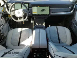 2024 Rivian R1T Adventure z VIN 7FCTGCAA9RN030318, wystawiony jako Copart lot #77036474 z przebiegiem 3 522 mil mil oraz Szkoda całkowita • Salvage title. Historia ofert i sprzedaży dostępna na DreamBid. Obrazek 8.