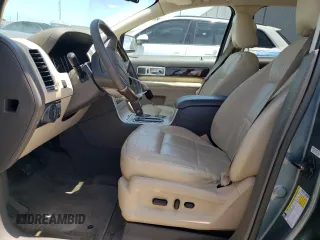2010 Lincoln MKX z VIN 2LMDJ6JC9ABJ02617, wystawiony jako Copart lot #57953465 z przebiegiem 141 791 mil mil oraz Szkoda całkowita • Salvage title. Historia ofert i sprzedaży dostępna na DreamBid. Obrazek 7.