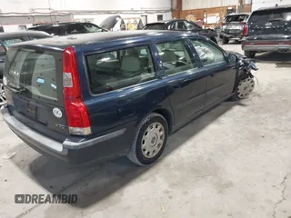 2002 Volvo V70 with VIN YV1SW61R721181578, listed as a IAAI auction lot 41620282 with 260,803 mi miles. Bid and sale history available at carsss.com. Image 4.