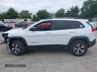 2014 Jeep Cherokee Trailhawk z VIN 1C4PJMBS4EW210719, wystawiony jako IAAI lot #42461733 z przebiegiem 134 096 mil mil oraz . Historia ofert i sprzedaży dostępna na DreamBid. Obrazek 14.
