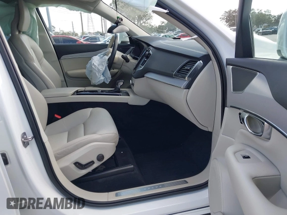 2022 Volvo XC90 Momentum with VIN YV4102CK2N1783804, listed as a IAAI auction lot 41171558 with 18,828 mi miles and . Bid and sale history available at DreamBid. Image 5.