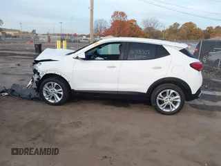 2023 Buick Encore GX Preferred z VIN KL4MMCSL7PB134298, wystawiony jako IAAI lot #40706507 z przebiegiem 9 120 mil mil oraz . Historia ofert i sprzedaży dostępna na DreamBid. Obrazek 14.