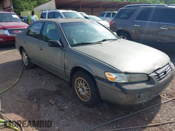 1999 Toyota Camry LE z VIN 4T1BF22K9XU081256, wystawiony jako IAAI lot #42208556 z przebiegiem 236 198 mil mil oraz . Historia ofert i sprzedaży dostępna na DreamBid. Obrazek 1.