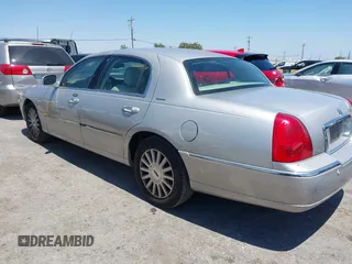 2004 Lincoln Town Car Signature z VIN 1LNHM81W14Y625826, wystawiony jako IAAI lot #42463787 z przebiegiem 137 968 mil mil oraz . Historia ofert i sprzedaży dostępna na DreamBid. Obrazek 3.