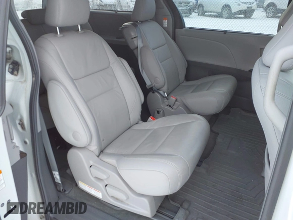2017 Toyota Sienna XLE Auto Access Seat with VIN 5TDYZ3DC4HS852620, listed as a IAAI auction lot 40988036 with 82,581 mi miles. Bid and sale history available at carsss.com. Image 8.