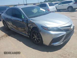 2023 Toyota Camry SE z VIN 4T1G11AK6PU748252, wystawiony jako IAAI lot #41995835 z przebiegiem 55 626 mil mil oraz . Historia ofert i sprzedaży dostępna na DreamBid. Obrazek 1.