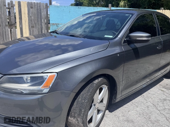 2014 Volkswagen Jetta SE z VIN 3VWD17AJ7EM249444, wystawiony jako IAAI lot #42607896 z przebiegiem 92 800 mil mil oraz . Historia ofert i sprzedaży dostępna na DreamBid. Obrazek 2.