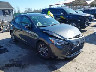 2019 Toyota Yaris L z VIN 3MYDLBYV7KY509520, wystawiony jako IAAI lot #41747556 z przebiegiem 60 945 mil mil oraz . Historia ofert i sprzedaży dostępna na DreamBid. Obrazek 1.