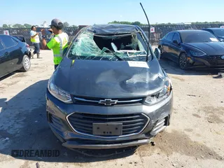 2020 Chevrolet Trax LS z VIN 3GNCJKSB4LL231860, wystawiony jako IAAI lot #42236291 z przebiegiem Nie podano mil oraz . Historia ofert i sprzedaży dostępna na DreamBid. Obrazek 12.