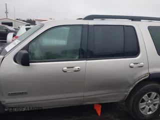 2007 Ford Explorer XLT with VIN 1FMEU63E27UB87065, listed as a IAAI auction lot 41572446 with 200,205 mi miles. Bid and sale history available at carsss.com. Image 14.