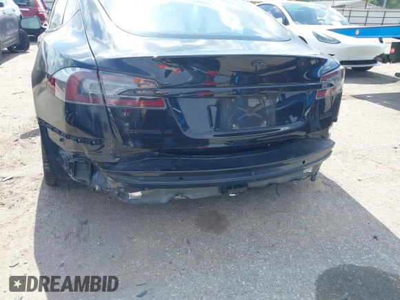 2017 Tesla Model S 100D z VIN 5YJSA1E45HF198921, wystawiony jako IAAI lot #42378026 z przebiegiem 104 967 mil mil oraz . Historia ofert i sprzedaży dostępna na DreamBid. Obrazek 6.