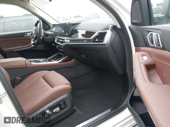 2025 BMW X7 xDrive40i z VIN 5UX23EM06S9X93597, wystawiony jako IAAI lot #42182551 z przebiegiem 6933 mil mil oraz . Historia ofert i sprzedaży dostępna na DreamBid. Obrazek 5.