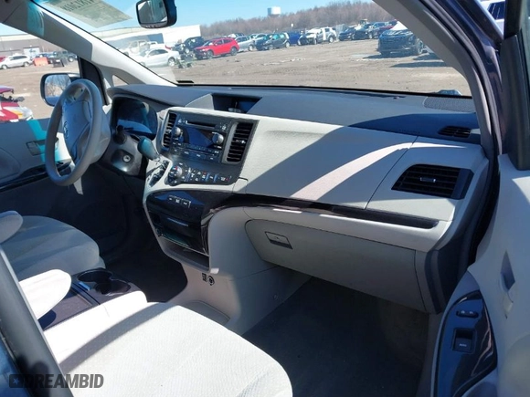 2014 Toyota Sienna LE AAS with VIN 5TDKK3DC5ES519171, listed as a IAAI auction lot 41812018 with 154,404 mi miles. Bid and sale history available at carsss.com. Image 5.