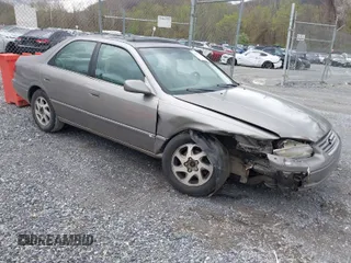 1998 Toyota Camry LE z VIN 4T1BF28K0WU066098, wystawiony jako IAAI lot #41971003 z przebiegiem 324 180 mil mil oraz . Historia ofert i sprzedaży dostępna na DreamBid. Obrazek 1.