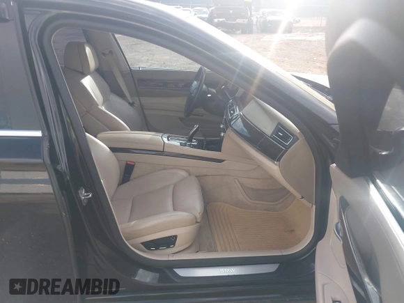 2010 BMW 7 Series 750Li xDrive z VIN WBAKC8C54ACY68974, wystawiony jako IAAI lot #42183526 z przebiegiem 80 415 mil mil oraz . Historia ofert i sprzedaży dostępna na DreamBid. Obrazek 5.
