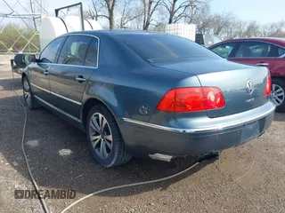 2006 Volkswagen Phaeton z VIN WVWAF03D168000214, wystawiony jako IAAI lot #41935384 z przebiegiem 80 641 mil mil oraz . Historia ofert i sprzedaży dostępna na DreamBid. Obrazek 6.