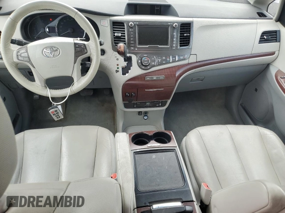 2013 Toyota Sienna XLE z VIN 5TDDK3DC8DS069085, wystawiony jako Copart lot #62768235 z przebiegiem 140 242 mil mil oraz Szkoda całkowita • Salvage title. Historia ofert i sprzedaży dostępna na DreamBid. Obrazek 8.
