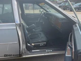 1982 Cadillac Seville z VIN 1G6AS6989CE694210, wystawiony jako Copart lot #74978254 z przebiegiem 21 412 mil mil oraz Tytuł czysty. Historia ofert i sprzedaży dostępna na DreamBid. Obrazek 5.