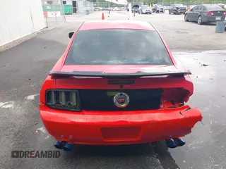 2006 Ford Mustang GT Deluxe z VIN 1ZVFT82HX65243603, wystawiony jako IAAI lot #42251021 z przebiegiem Nie podano mil oraz . Historia ofert i sprzedaży dostępna na DreamBid. Obrazek 16.