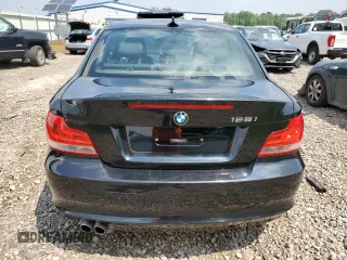 2013 BMW 1 Series 128i z VIN WBAUP9C51DVS95415, wystawiony jako Copart lot #65055485 z przebiegiem 88 907 mil mil oraz Czysty tytuł • Clean title. Historia ofert i sprzedaży dostępna na DreamBid. Obrazek 6.