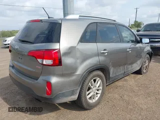 2015 Kia Sorento LX z VIN 5XYKT3A64FG584510, wystawiony jako IAAI lot #42164522 z przebiegiem 113 683 mil mil oraz . Historia ofert i sprzedaży dostępna na DreamBid. Obrazek 4.