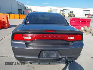 2013 Dodge Charger SE z VIN 2C3CDXBG5DH571669, wystawiony jako IAAI lot #42093056 z przebiegiem 181 157 mil mil oraz . Historia ofert i sprzedaży dostępna na DreamBid. Obrazek 16.