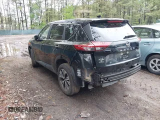 2023 Nissan Rogue SV z VIN JN8BT3BA2PW002884, wystawiony jako IAAI lot #41963571 z przebiegiem 21 488 mil mil oraz . Historia ofert i sprzedaży dostępna na DreamBid. Obrazek 3.