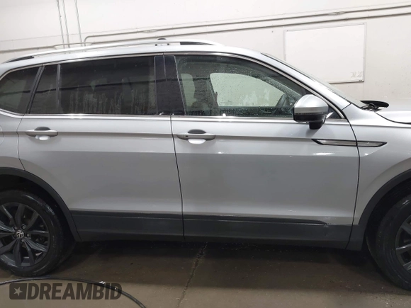 2024 Volkswagen Tiguan SE with VIN 3VV2B7AXXRM098733, listed as a IAAI auction lot 42544697 with 26,034 mi miles and . Bid and sale history available at DreamBid. Image 13.