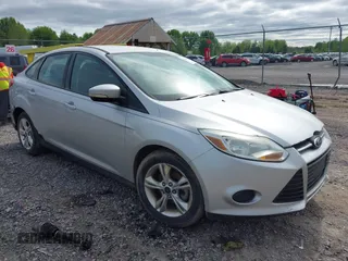 2013 Ford Focus SE z VIN 1FADP3F23DL348733, wystawiony jako IAAI lot #42293771 z przebiegiem 112 886 mil mil oraz . Historia ofert i sprzedaży dostępna na DreamBid. Obrazek 1.