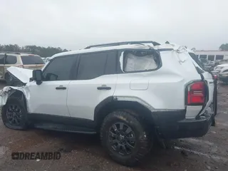 2024 Toyota Land Cruiser z VIN JTEABFAJ9RK004196, wystawiony jako IAAI lot #40875883 z przebiegiem 7 025 mil mil oraz . Historia ofert i sprzedaży dostępna na DreamBid. Obrazek 14.