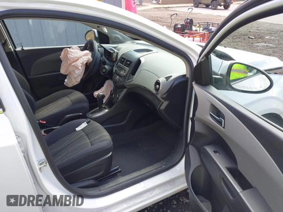 2015 Chevrolet Sonic LT z VIN 1G1JC5SG5F4147301, wystawiony jako IAAI lot #41934640 z przebiegiem 68 593 mil mil oraz . Historia ofert i sprzedaży dostępna na DreamBid. Obrazek 5.