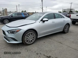 2023 Mercedes-Benz CLA 250 z VIN W1K5J4GB7PN386050, wystawiony jako Copart lot #58866305 z przebiegiem 14 883 mil mil oraz Szkoda całkowita • Salvage title. Historia ofert i sprzedaży dostępna na DreamBid. Obrazek 1.