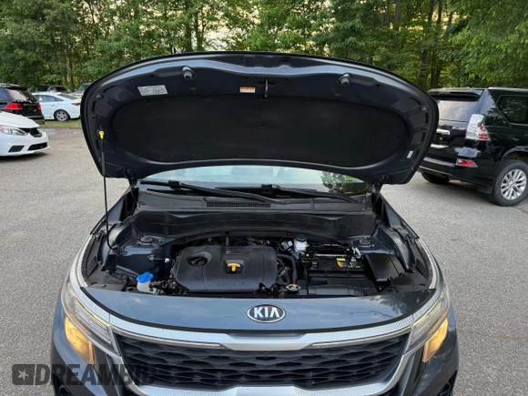 2021 Kia Seltos EX z VIN KNDERCAA6M7135176, wystawiony jako Copart lot #59635315 z przebiegiem 106 872 mil mil oraz Czysty tytuł • Clean title. Historia ofert i sprzedaży dostępna na DreamBid. Obrazek 7.