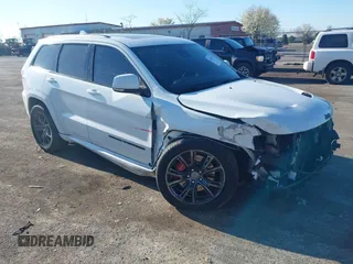 2018 Jeep Grand Cherokee SRT z VIN 1C4RJFDJ5JC469594, wystawiony jako IAAI lot #42104793 z przebiegiem 40 394 mil mil oraz . Historia ofert i sprzedaży dostępna na DreamBid. Obrazek 1.